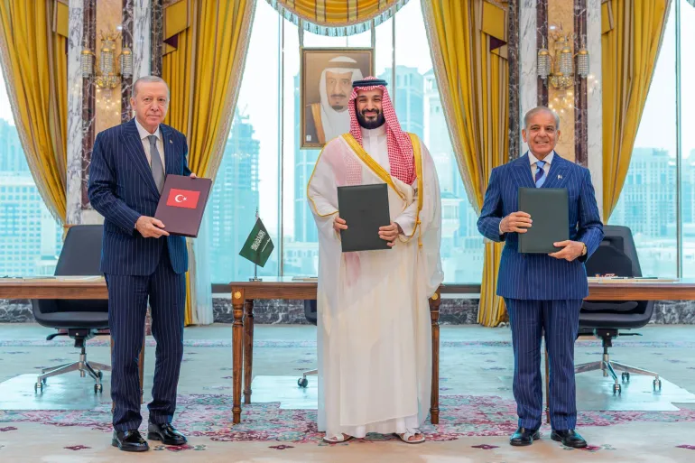 رئيس الوزراء الباكستاني وولي العهد السعودي والرئيس التركي بعد توقيع اتفاقية مكة للدفاع المشترك  